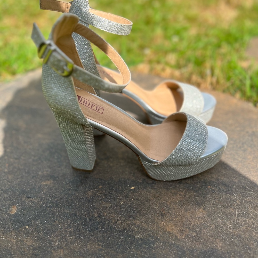 IDIFU size 8.5 Silver Glitter Heels